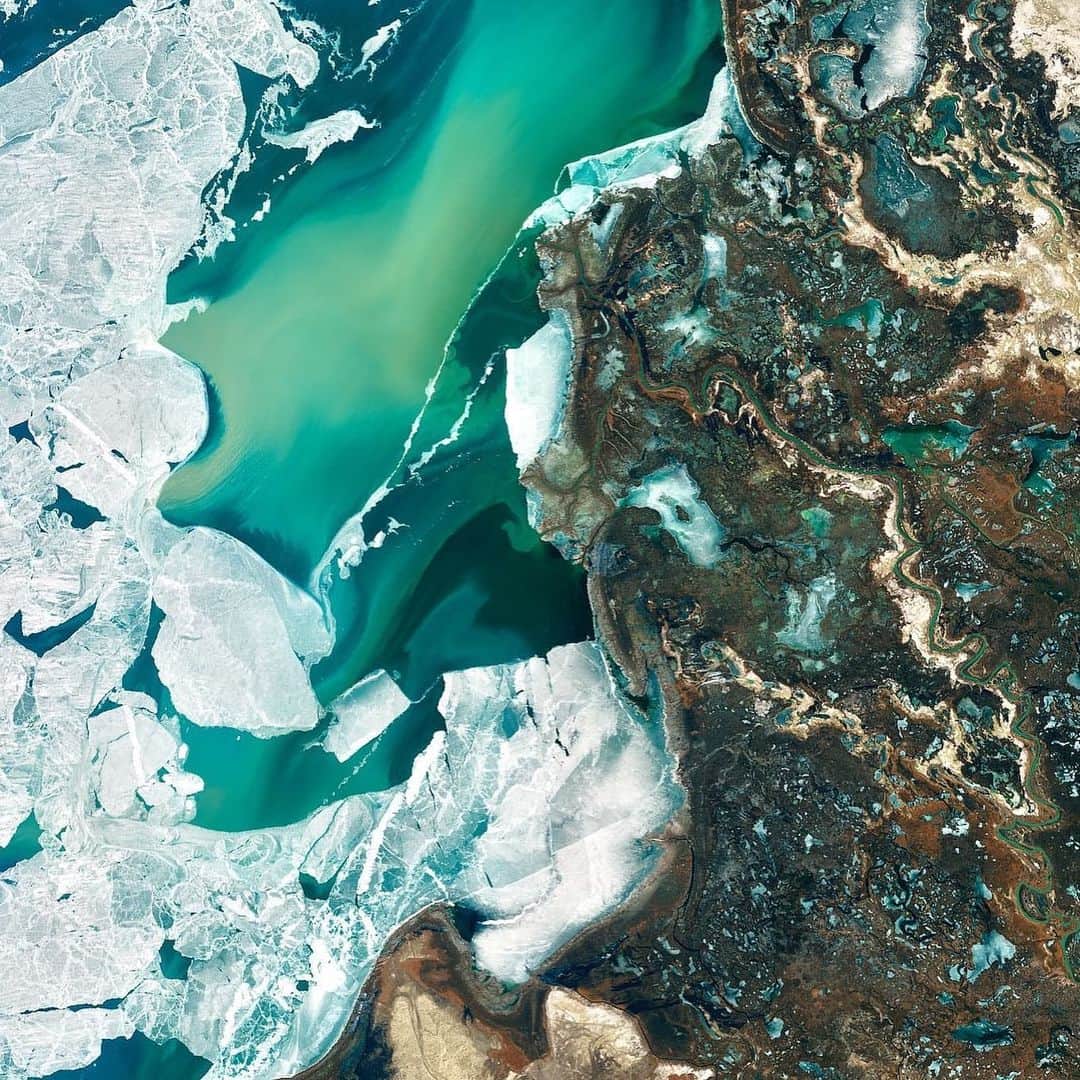 NASAのインスタグラム：「In the vastness of the universe, the life-bringing beauty of our home planet shines bright.⁣ ⁣ NASA’s fleet of Earth-observing satellites and instruments on the International Space Station unravel the complexities of the blue marble from a cosmic vantage point. These robotic scientists orbit our globe constantly, monitoring and notating changes, providing crucial information to researchers here on the ground.⁣ ⁣ Take a glance at 2020 through the lens of NASA satellites.⁣ ⁣ Credit: NASA⁣ ⁣ #NASA #Space #SatelliteImagery #Views #Earth #NYE」