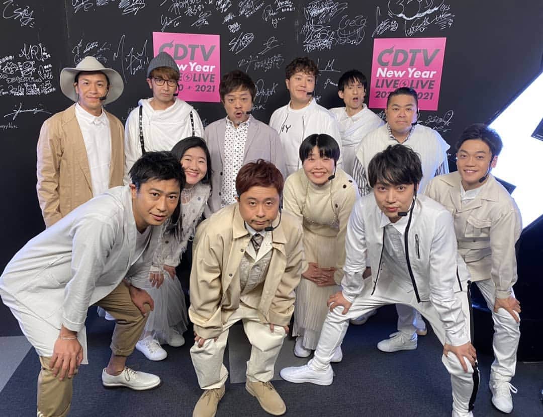 吉本坂46のインスタグラム：「2020年本当にありがとうございました！  そして、明けましておめでとうございます🎍✨ #cdtvライブライブ 新年一発目 #STRAYSEEP 披露させて頂きました！  2021年も #吉本坂46 をよろしくお願いいたします🙇」