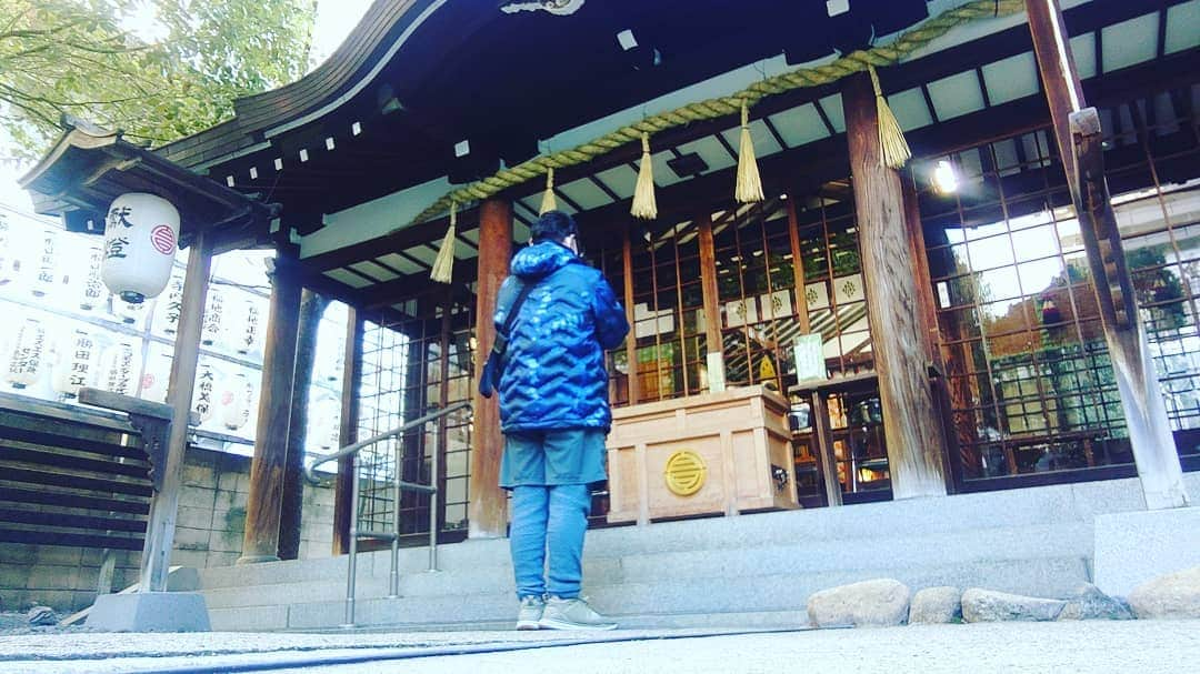 高井俊彦さんのインスタグラム写真 - (高井俊彦Instagram)「明けましておめでとうございます🗻☀ 昨日はは朝からみんなと一緒に🎶 #高井トラベル #大阪パワースポット巡り  #ウォーキング #SHOWROOM 配信ツアー⛩️🚶👏  本日のスポット••• #サムハラ神社  昨年は皆さんと えーーーっ あのーーーっ （現在集計中） フェフェフェものパワースポットに一緒に御参りしました☺  今年もえげつない数のパワースポットに皆さんをお届けします‼️ そして、パワーーーーーを贈ります‼️‼️  なのでなので よろしゅう頼んまっさーーー⤴️⤴️⤴️  合掌」1月1日 3時22分 - takai_toshihiko