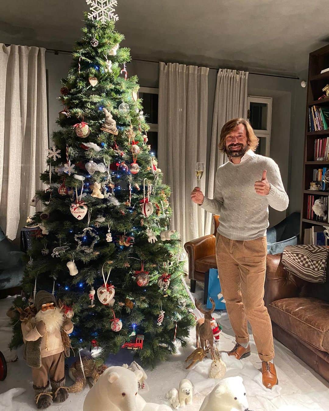 のインスタグラム：「Buon anno a tutti per un grande 2021 🎈🍾」