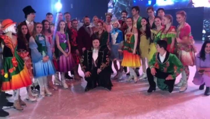 タチアナ・ナフカのインスタグラム：「Моя прекрасная команда сказки "Аленький цветочек" 🌹из Красной поляны поздравляет меня и всех вас с Новым годом ! 🌌🎄🎆 Ребята, дорогие, очень приятно, я вас тоже поздравляю с наступающим Новым годом!!! ✨🎆💕☃️⛸️ #ТатьянаНавка #АленькийЦветочек  ##сказканальду #мюзиклнальду #волшебствональду #navkashow #navkafamily #navkateam」