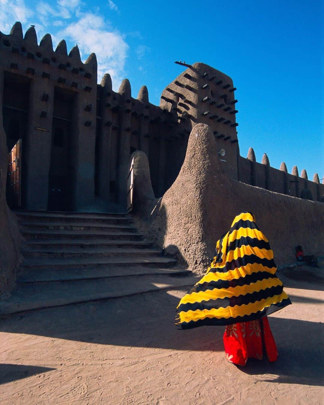 ジミー・チンのインスタグラム：「I was lucky to travel through Djenne, Mali, on an expedition to the Hand Of Fatima in 2004. Djenne is an ancient trading city and one of the oldest known cities in sub- Saharan Africa. The architecture is exquisite. I snapped this moment on an early morning jet lagged stroll. ⁣ Djenne, Mali, West Africa 2004」