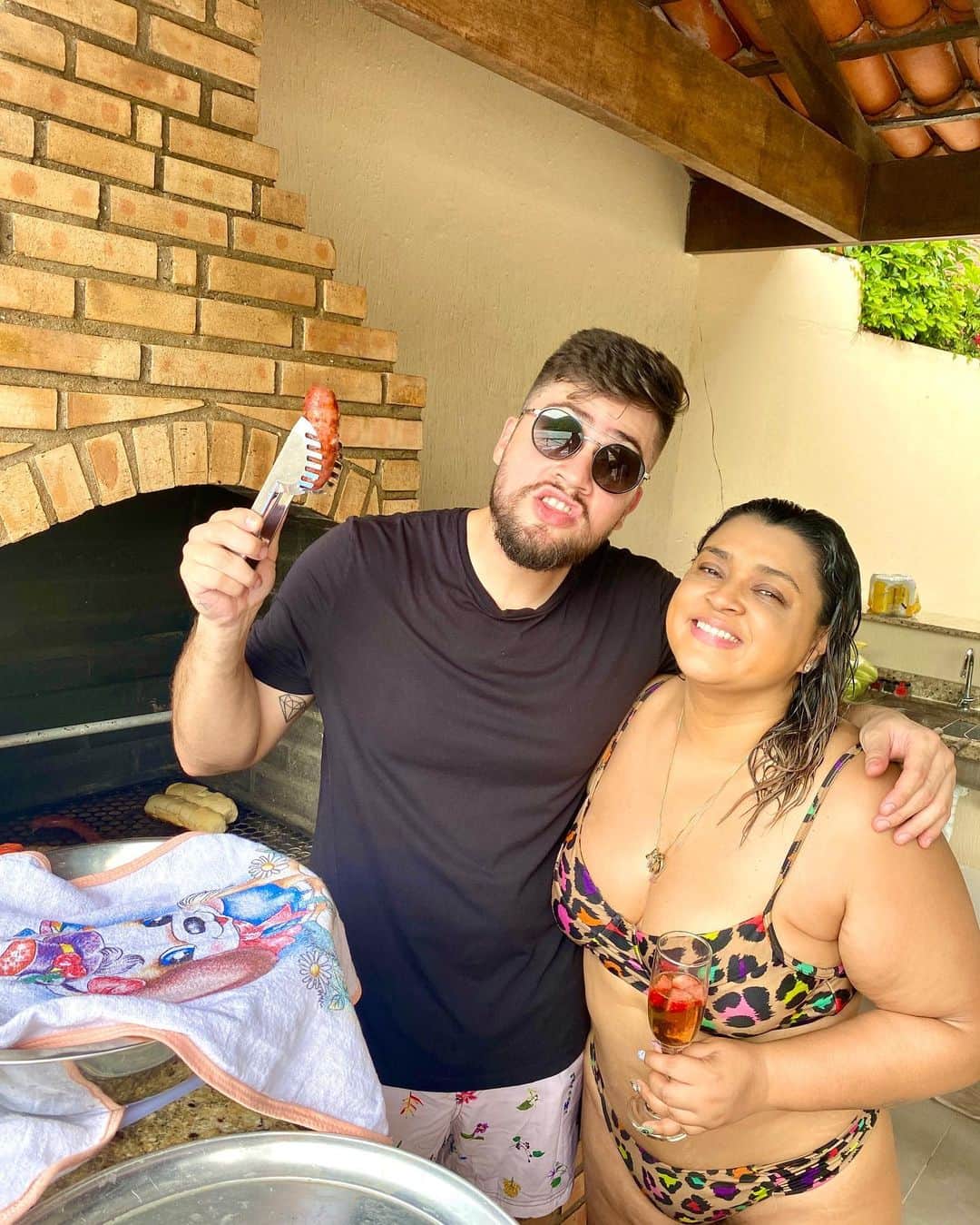 Preta Gilのインスタグラム：「Esse churrasqueiro da Penha é pura pressão @rodrigogodoy_ te amo ❤️ #mozis4ever」