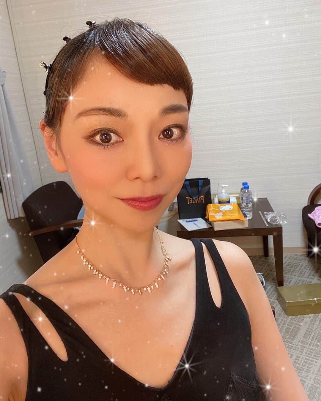 上野水香さんのインスタグラム写真 - (上野水香Instagram)「みなさまあけましておめでとうございます🎍💕💕💕  2021年、皆様にとって素晴らしい年となりますように✨✨  東急ジルベスターコンサート2020_2021 での年越しを無事に終えました❣️ 大好きなこのコンサート、今年もメンバーに加えていただき幸せでした！ありがとうございます！  舞台裏のポスト、またアップいたします☺️  今回、#ピアジェ の素晴らしいネックレス💎✨✨をお借りさせていただき、出演しました！ピアジェのアクセサリーの品格は身につけるだけで心が洗われ、身が引き締まります。ありがとうございます💗 Big thank you #piaget 💎  本年も感謝と綺麗な強い心を大切に、自分を磨いていきたいと思います。  本年もどうぞ宜しくお願いいたします！！  ブラウ、ありがとう😊」1月1日 3時34分 - mizukaueno