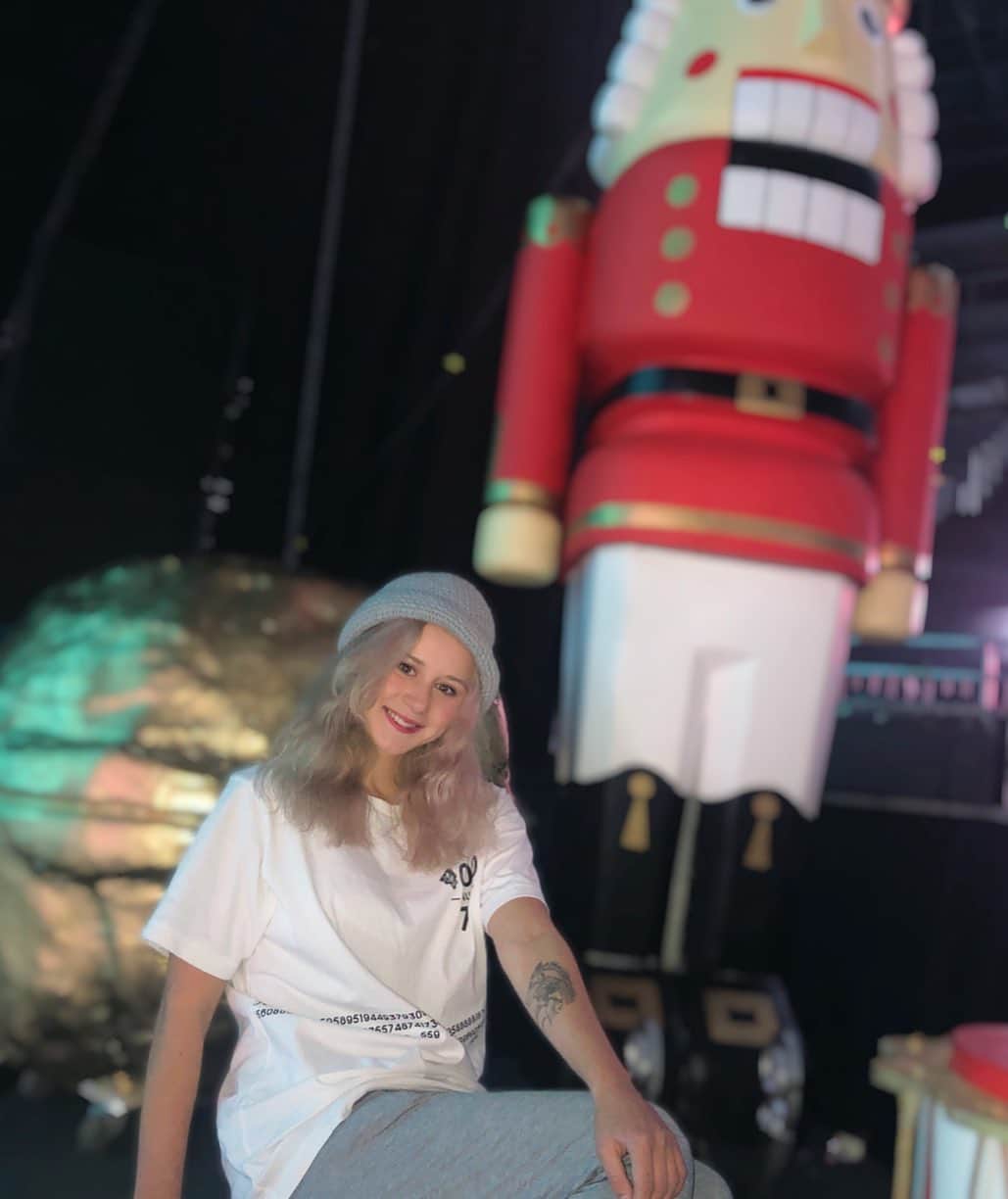 セラフィマ・サハノヴィッチのインスタグラム：「С Новым годом всех❤️🎄  Желаю всем в новом году , верить в себя ,идти к своим целям и мечтам , любить и дарить людям улыбки💫 Бороться и искать , найти и не сдаваться💫」