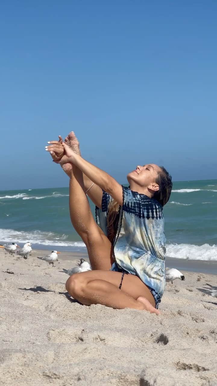キノ・マクレガ―のインスタグラム：「Just chillin’ with my new friends, the winter birds of Miami ☀️ _ Primary Series with me tomorrow for the first practice of 2021 at 10 on @omstarsofficial  _ Saturday Jan. 2nd with Tim at 9 am @miamilifecenter  _ Sunday Jan. 3rd Ashtanga Synthesis with me, Tim, Richard Freeman, Mary Taylor and David Swenson at 9:30 am @miamilifecenter  _ Come practice and let’s start the next year off with yoga. #yoga #newyear #miami #birds #krounchasana #ashtanha #omstars #kinoyoga #miamiyoga  🙏💕」