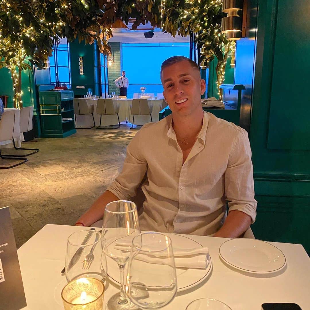 ジェラール・デウロフェウのインスタグラム：「2020 año de una increíble lección de aprendizaje tanto en lo personal para todos y cada uno de nosotros por la situación que hemos vivido y estamos viviendo , como en lo profesional para mi por la lesión de rodilla. Eso si, hay una cosa que me queda clarísima y es que mi hogar  y nuestra felicidad juntos es lo más importante que tengo y es dónde quiero estar siempre. Feliz fin de año!! Feliz Nochevieja!! Y próspero año nuevo 2021.🥂 CHRISSARAMARÍAGERARD.」
