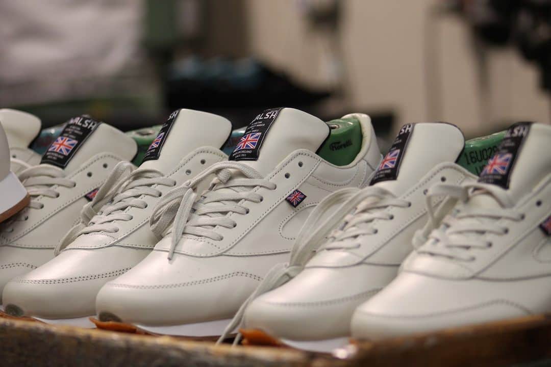 ウォルシュのインスタグラム：「Our Horwich Off White Leather.  Please remember that all orders will be dispatched from January 4th 😄 . . #normanwalshuk #normanwalsh #britishmanufacturing #madeinbritain #ukmfg #shoes #footwear #sneakers」