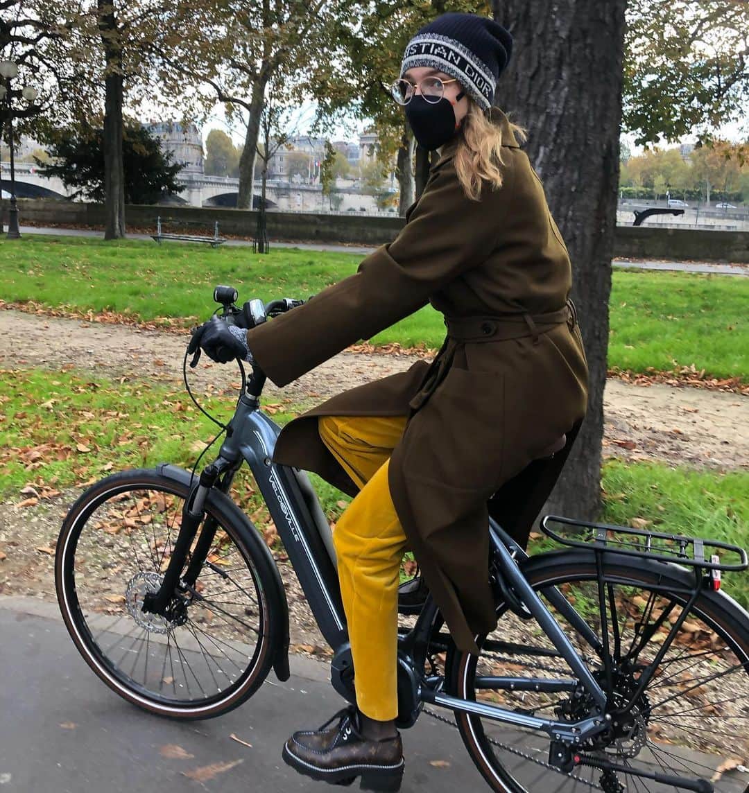 ナタリア・ヴォディアノヴァのインスタグラム：「Riding on to 2021 🚴🏼‍♀️😅 This picture is a pretty good summary of the year - not going too fast too far and that’s ok, one pedal at the time 😝 Rested, recharged and ready for 2021 🤩🥰❤️🙏 Are you feeling optimistic? Мчимся на встречу 2021! 🚴🏼‍♀️😅 эта фотография отлично описывает мой прошедший год - движение не слишком быстрое 💨 , зато всегда вперёд, кручу педали, #считаюсчастье 😝 Силы накоплены, голова перезагружена и я готова к 2021 🤩🥰❤️🙏 Как настрой, Дорогие?」