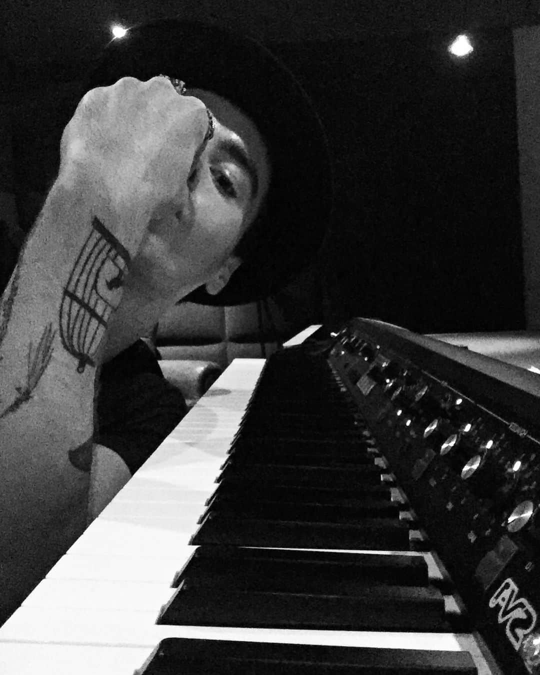 レオン・エルスのインスタグラム：「I don’t really know what 2021 will bring. But one thing is certain...it will bring new music. Thank you for being so patient. I hope it will be worth the wait. Happy new year to you all. Xo」