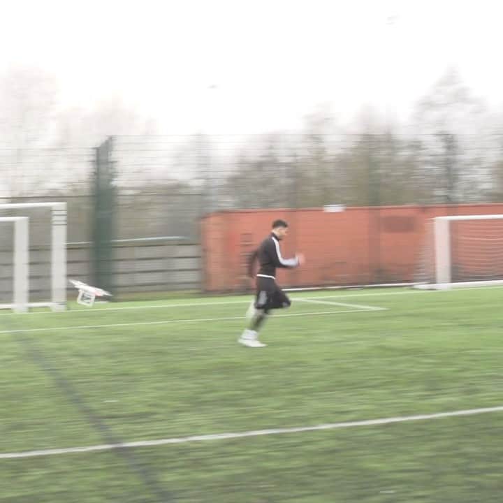 F2Freestylersのインスタグラム：「Running into 2021 like....😂🏃🏻💨  Who wins Billy 🏃🏻 or Drone 🛸?」