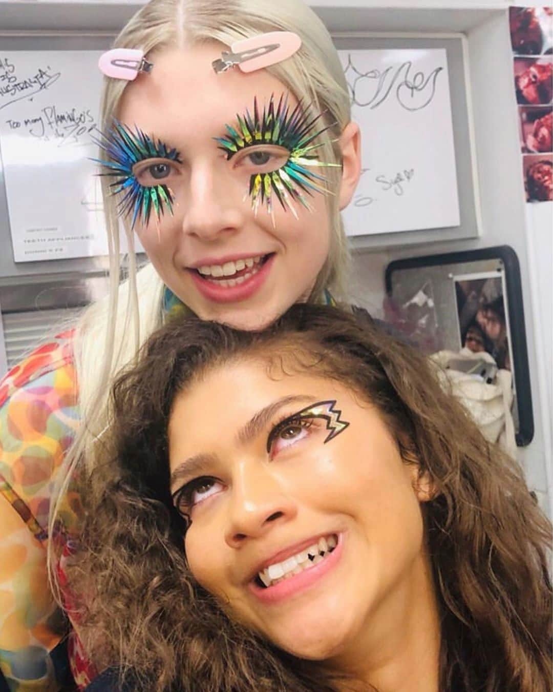Teen Vogueさんのインスタグラム写真 - (Teen VogueInstagram)「If Hunter Schafer had her chin on my head, I'd probably be smiling (??) like that too. HBD, @hunterschafer! 🥳」1月1日 3時48分 - teenvogue