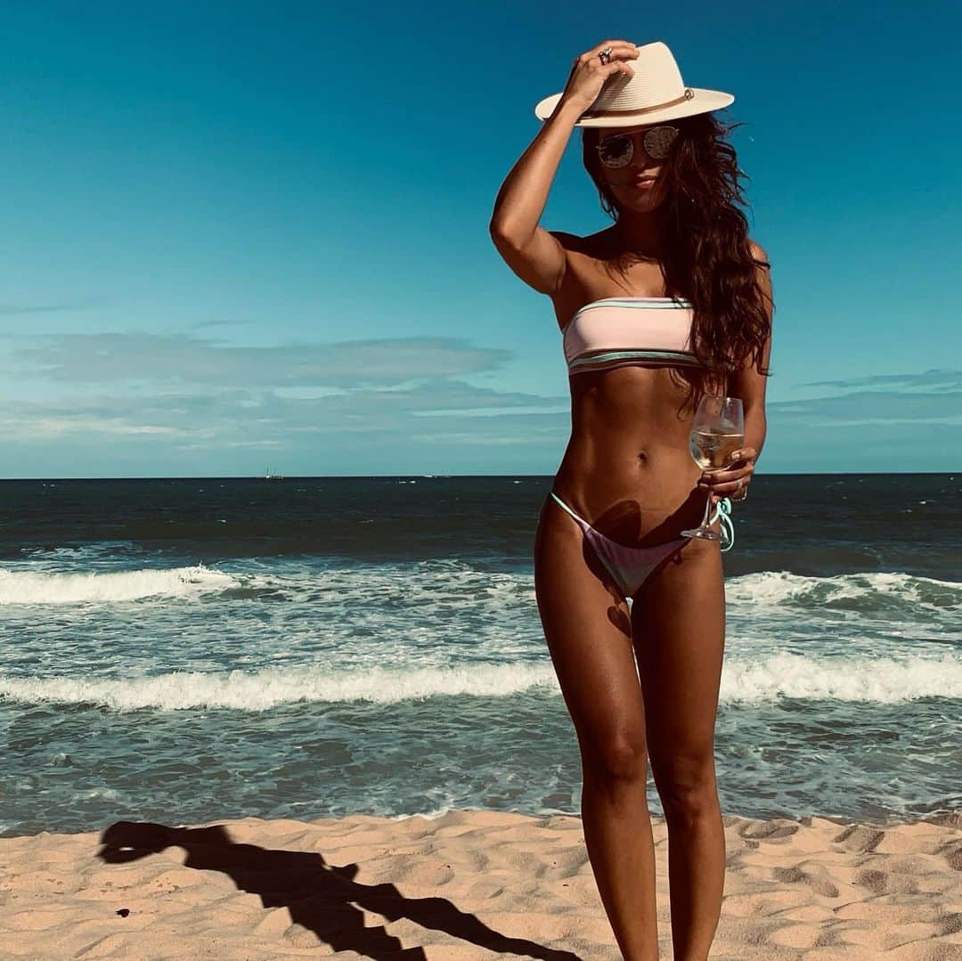 Mariana Riosのインスタグラム：「Feliz último dia do ano!  Viva. 🍾」