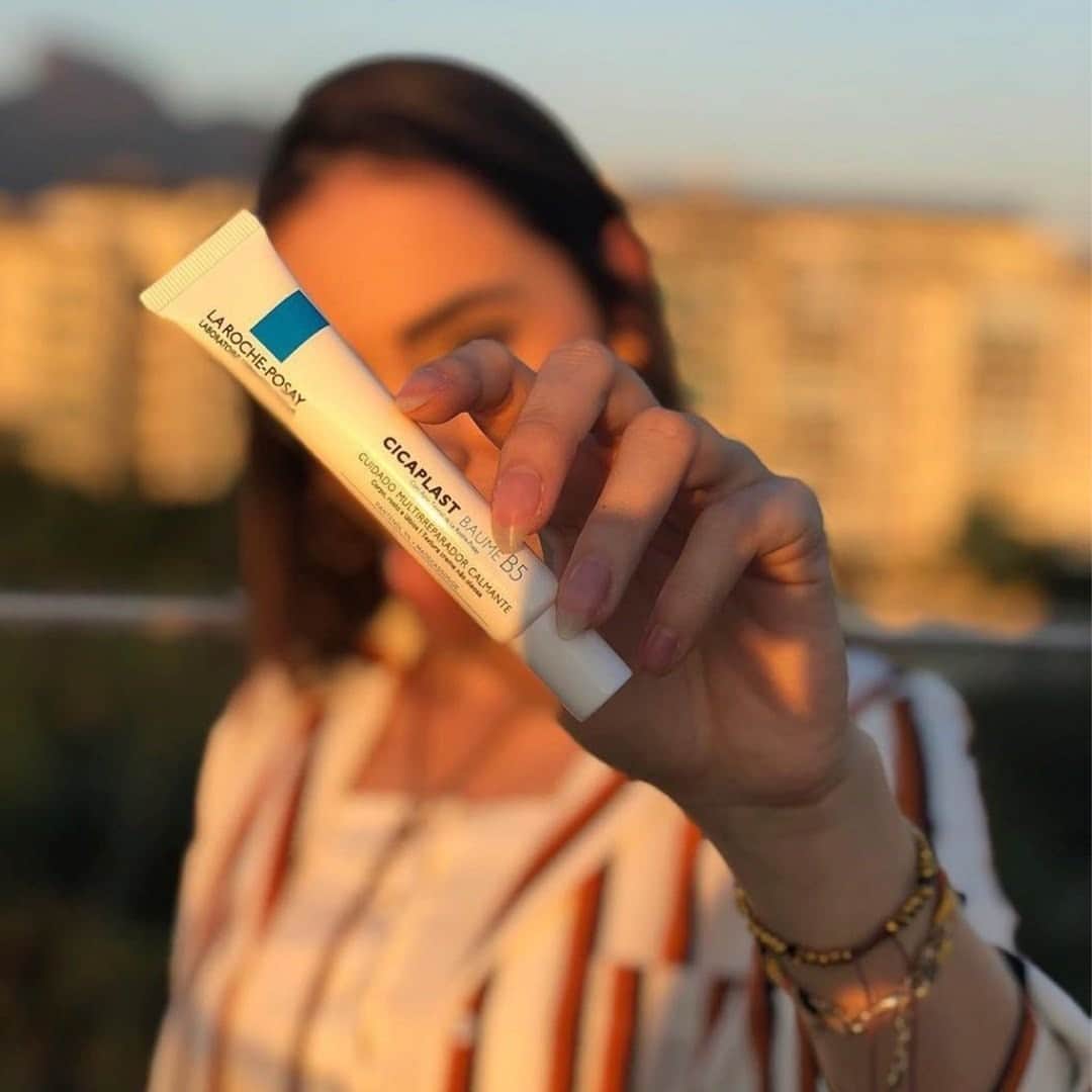 La Roche-Posayさんのインスタグラム写真 - (La Roche-PosayInstagram)「Who do you call when your skin barrier needs to recover? Cicaplast Baume B5, the hydrating and repairing balm with a soft, smooth texture😌 Take it wherever you go, and feel the difference day after day!  All languages spoken here! Feel free to talk to us at any time. #larocheposay #cicaplast #sensitiveskin #lrplove #LifeChangingDermatology Global official page from La Roche-Posay, France」1月1日 3時59分 - larocheposay