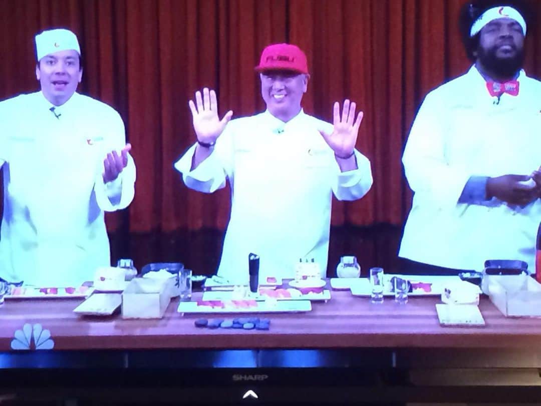 松久信幸さんのインスタグラム写真 - (松久信幸Instagram)「#tbt  #2014.  On this day, we competed to see who would make sushi in a hurry 🍣. The first was @jimmyfallon 😊, the second was me 😅 and the third was the @questlove 🥲. #jimmyfallonshow #fubu  #funday」1月1日 4時03分 - therealnobu