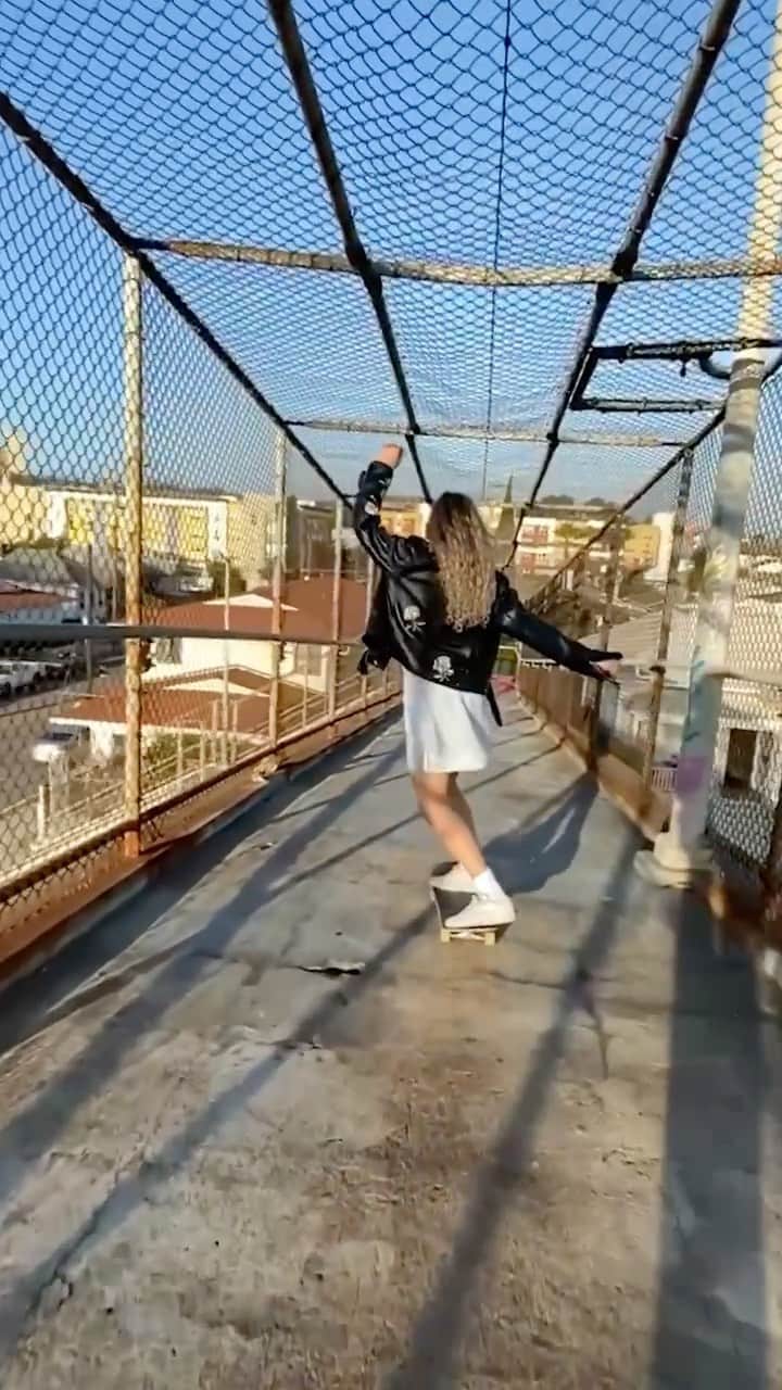 ニコールミラーのインスタグラム：「Rolling into 2021 like ✌🏻🛹 @drdinokills rocking our leather jacket!」