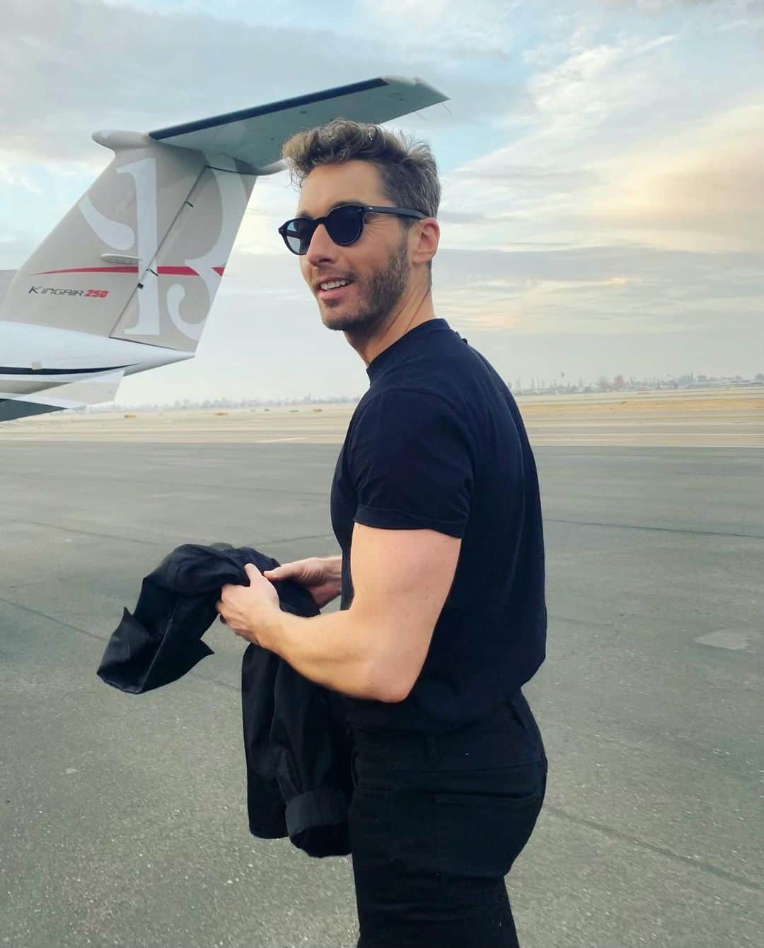 マイルズ・マクミランのインスタグラム：「Happy Birthday to the most handsome, sweetest, kindest, beautiful, determined, ambitious, funniest, loving, talented, and thoughtful man I know. Don’t even get me started on how much I love how much you love holidays and planning dinners with many people or just the two of us on a Tuesday. Everything you do is special and done with intent. You are an inspiration to me daily and I’m so grateful to spend your beautiful special day with you! I love you! HBD @tfortrace ♑️ 👑」