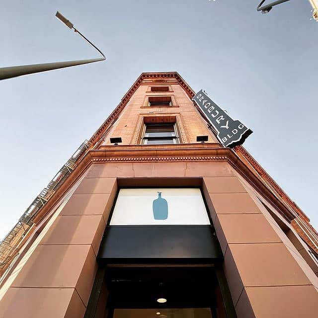Blue Bottle Coffeeのインスタグラム：「From the United States to Korea to Japan to Hong Kong, we wish you a very Happy New Year. May it bloom like the first pour of your pour over with peace, deliciousness, and many happy coffee discoveries.⁠⠀ ⁠⠀ US cafes close early today. Most of our cafes will be open tomorrow, on New Year’s Day. Find your local cafe’s hours on our website or using the app. Link in bio to download. 💙 📸 @fadysalib @jaceyhwang @kou_ysn @kogavin @ngohaimolly ⁠⠀」