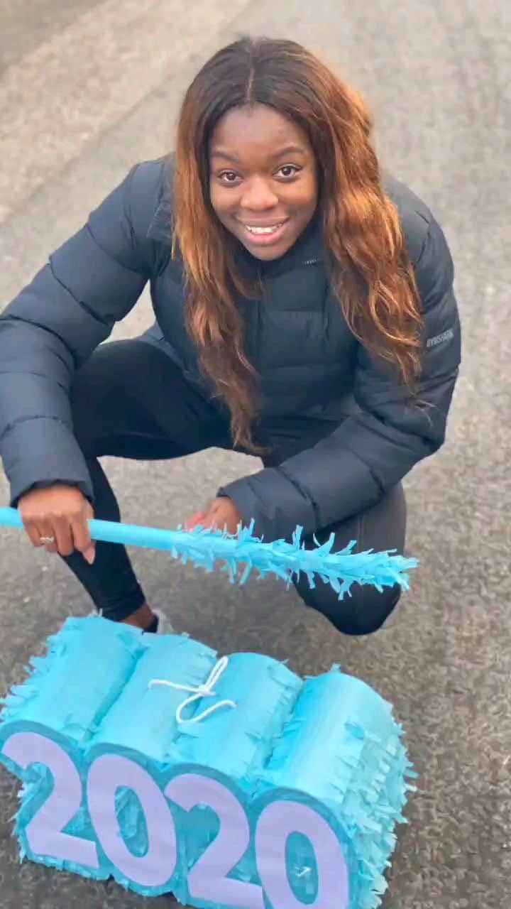 アシャ・フィリップのインスタグラム：「Sooo... What we saying about 2020? 🤣  Shout out to @gymshark for the Pinata 🦈  It's been a long one but we stay grateful and keep it moving. Bring on '21 🔥🖤  #Bye2020 #ByeGurl #Gymshark #2021 #NewYearsEve #HappyNewYear #GymsharkWomen #Pinata」