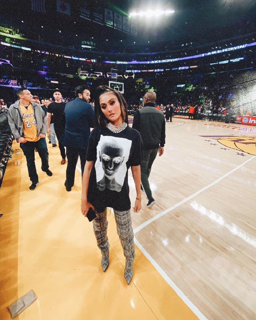 アグネス・モニカのインスタグラム：「Court side.  #someshitihaventposted 🥲 #DISTORTEDLENS #film #AGNEZMO #2019 #NBA」