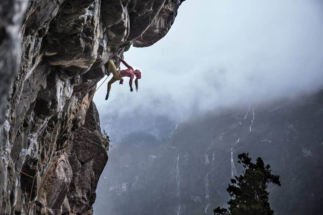 シャーロット・デュリフさんのインスタグラム写真 - (シャーロット・デュリフInstagram)「Good vibes to finish the year with our @coldhousemedia Destination Film from New Zealand 🤩   Now available on @epictvclimbing by clicking on the link in my bio.  @joshlrsn and I spent our 2017 Xmas holidays in NZ as part of our #aworldlesstraveled World Tour and it is a long lasting beautiful memory.  @petzl_official @mountainhardwear @eb_climbing @volxholds @luxov_connect」1月1日 4時29分 - chadurif