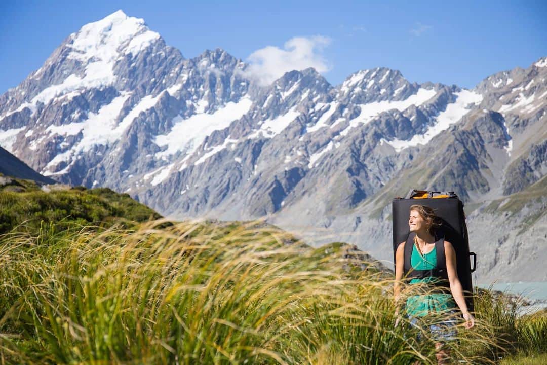 シャーロット・デュリフのインスタグラム：「Good vibes to finish the year with our @coldhousemedia Destination Film from New Zealand 🤩   Now available on @epictvclimbing by clicking on the link in my bio.  @joshlrsn and I spent our 2017 Xmas holidays in NZ as part of our #aworldlesstraveled World Tour and it is a long lasting beautiful memory.  @petzl_official @mountainhardwear @eb_climbing @volxholds @luxov_connect」