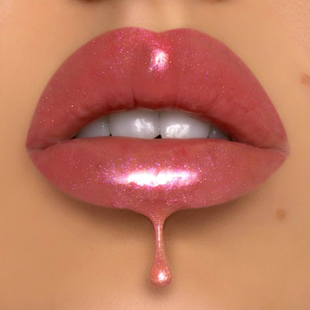 Too Facedのインスタグラム：「Flavor of the week: Secret Sauce 😍💋 @soolmuaz gets this juicy, multidimensional color with our Lip Injection Lip Gloss shade Secret Sauce! #toofaced」
