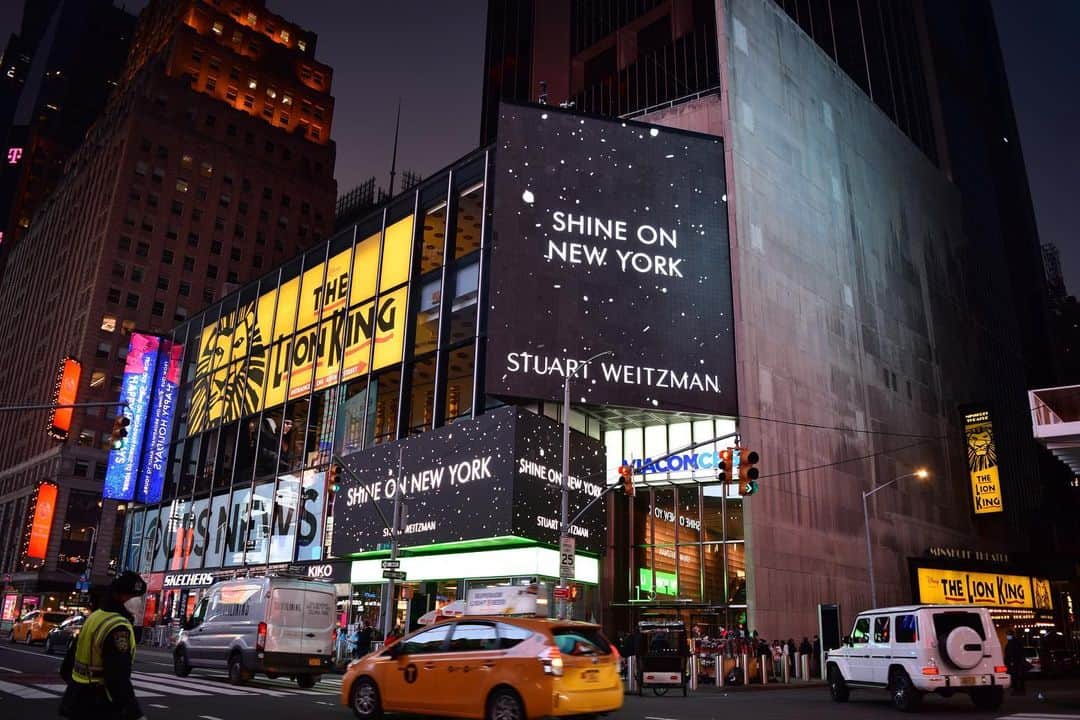 のインスタグラム：「Happy New Year's Eve ✨How are you ringing in 2021? We're back in #TimesSquare this year, just steps away from the Ball Drop and our global headquarters, where our #SWWinter Campaign starring @serenawilliams is playing on repeat with a message of optimism, hope and excitement. Shine on New York. Shine on everyone. ✨#NewYearsEve #StuartWeitzman」