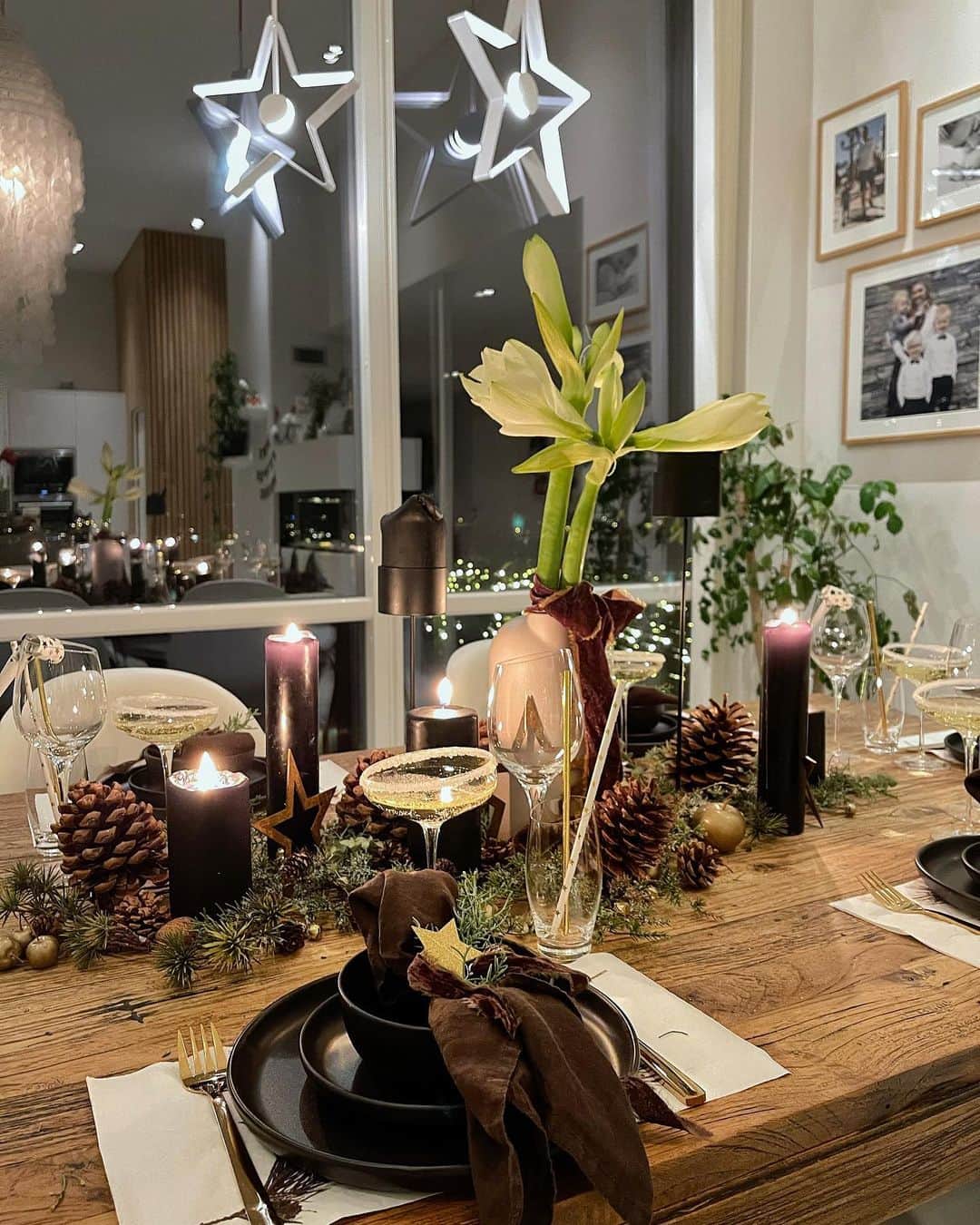 Inger-Lise Lillerovdeさんのインスタグラム写真 - (Inger-Lise LillerovdeInstagram)「annonse| Nyttårsbordet 2020 ✨ Swipe for flere bilder. Idag har jeg dekket med både glass og fat fra @evasolo_official -og desse er min «all time favorite» 👌🏼 Startet å samle på glassene da vi giftet oss for 12 år siden, og jeg er minst like happy med dem idag som jeg var da! Og så utvikler de nye produkter hele veien, så man blir ikke lei! Får bare lyst på mer og mer 😅 Og med det ønsker jeg å takke for året som er gått -føler meg både ydmyk og heldig! Og jeg vet at det nye året blir spennende, sikkert utfordrende og garantert minnerikt ❤️ Gleder meg til å dele mer med dere etterhvert, for det skjer nye ting her -og det liker vi!! Så ønsker jeg deg en fantastisk start på det nye året -jeg tror 2021 blir veldig bra 💫 Så er jeg spent på hv du gleder deg aller mest til i det nye året?? Nyt kvelden! Nyttårsklem fra Inger-Lise 🖤」1月1日 4時44分 - ingerliselille