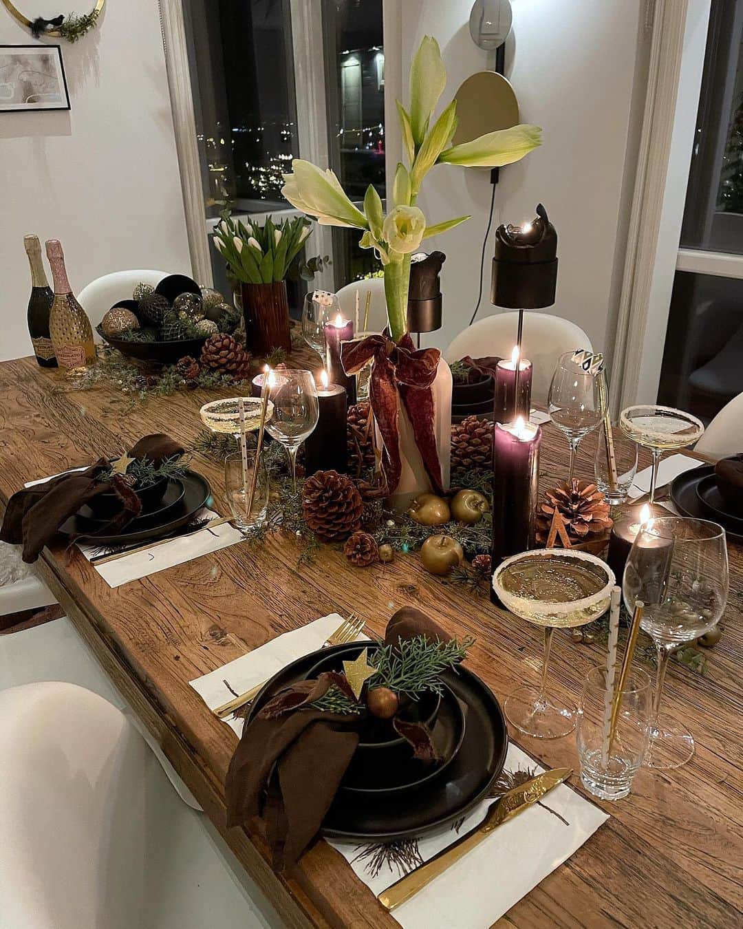 Inger-Lise Lillerovdeさんのインスタグラム写真 - (Inger-Lise LillerovdeInstagram)「annonse| Nyttårsbordet 2020 ✨ Swipe for flere bilder. Idag har jeg dekket med både glass og fat fra @evasolo_official -og desse er min «all time favorite» 👌🏼 Startet å samle på glassene da vi giftet oss for 12 år siden, og jeg er minst like happy med dem idag som jeg var da! Og så utvikler de nye produkter hele veien, så man blir ikke lei! Får bare lyst på mer og mer 😅 Og med det ønsker jeg å takke for året som er gått -føler meg både ydmyk og heldig! Og jeg vet at det nye året blir spennende, sikkert utfordrende og garantert minnerikt ❤️ Gleder meg til å dele mer med dere etterhvert, for det skjer nye ting her -og det liker vi!! Så ønsker jeg deg en fantastisk start på det nye året -jeg tror 2021 blir veldig bra 💫 Så er jeg spent på hv du gleder deg aller mest til i det nye året?? Nyt kvelden! Nyttårsklem fra Inger-Lise 🖤」1月1日 4時44分 - ingerliselille