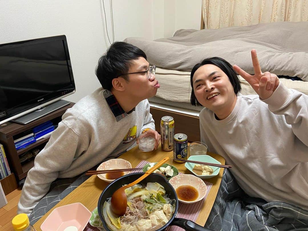 岡下雅典のインスタグラム：「大晦日に暇してたらピスタチオの小澤が新婚の家に誘ってくれました❤️ そして我らが大将！ ゆずる兄さんに誘ってもらい2人でカウントダウン❤️ でも夜中3時に五穀米のおにぎり握ってきた時はひきました。 五穀米？美味かったけどひきました。 いい年になりそうです😘」