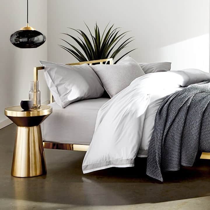 GILTのインスタグラム：「Our New Year’s resolution? Take more naps. What about you? Tap the link in bio to shop bedding, mattresses, and more.」