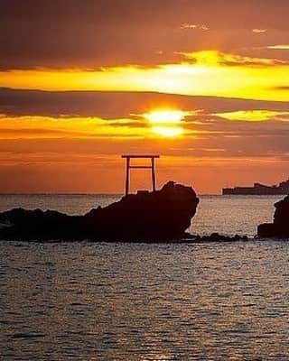 Rediscover Fukushimaのインスタグラム：「Happy News Years! 🌞  According to Japanese legend, the sun goddess Amaterasu created Japan, so sun rises have a special meaning in Japan. ✨🗾☀️  On New Years Day it is a custom to wake up for “hatsuhinode” (the first sunrise of the year). So for some who also like to stay up till midnight to celebrate the new year, it might make sense to just keep on celebrating till the sunrise- thought you might not feel too great for the rest of the first day of the year..😆🎉🎊🧧  In Fukushima one of the most popular place to watch the sun rise is Bentenjima Shrine. ⛩  For more info about Bentenjima Shrine: https://fukushima.travel/destination/bentenjima-shrine/326  Did you/will you be waking up for the sunrise on the first day of the year?   Cheers to 2021! ❤️  🏷 ( #Goodbye2020 #Hello2021 #NewYears #Fukushima #Fukushimagram #VisitFukushima  #JapaneseHistory #itsyourjapan @itsyourjapan #japanlovers #travel #traveljapan #japan #bentenjima #shrine #japaneseshrine #travelphotography #followme #letsgosomewhere #tohoku #東北 #japanisbeautiful #初日の出 #instagood #instatravel #japanawaits #japan_of_insta #japan_daytime_view #iwaki #いわき市 #oceansunrise )」