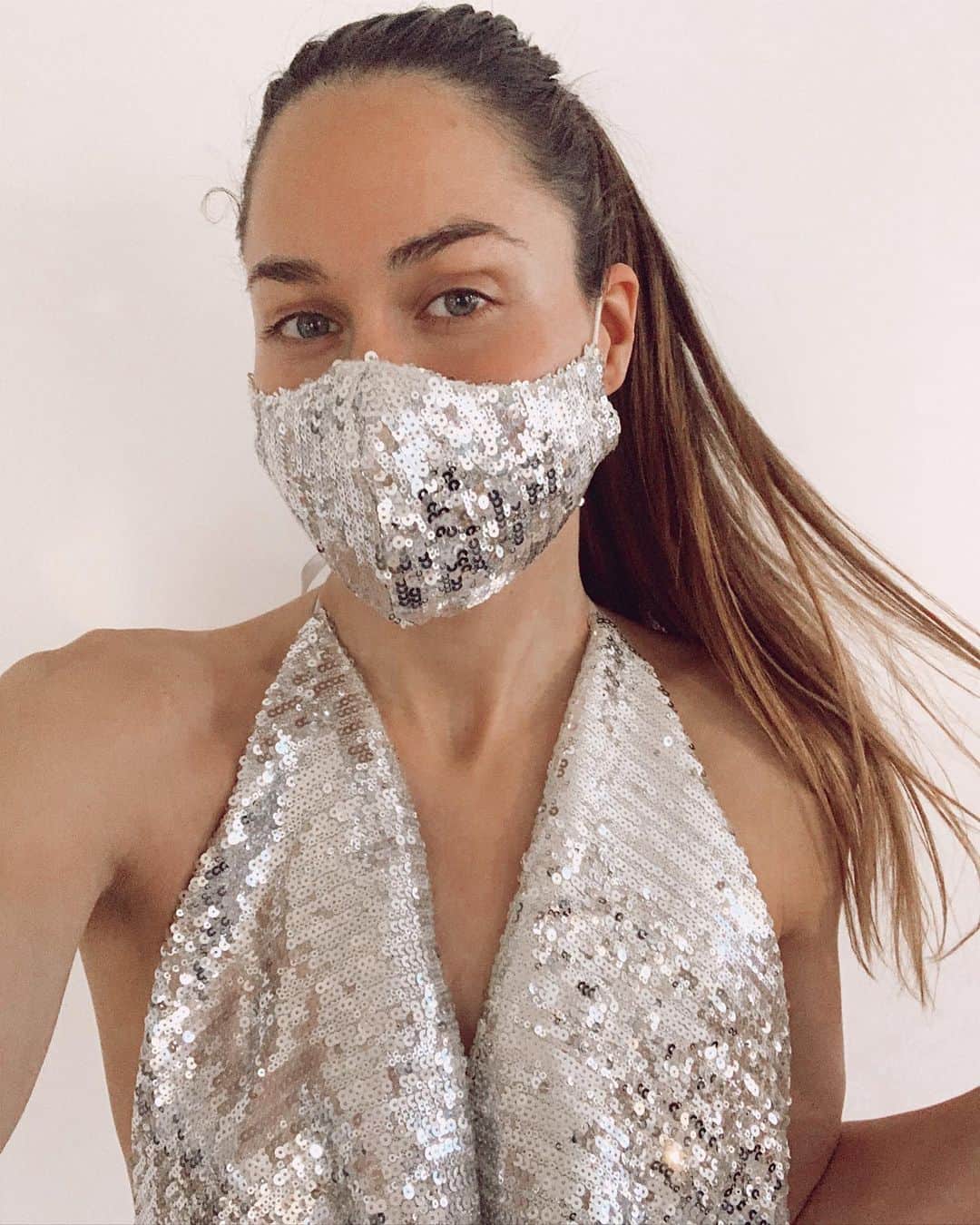ズザンナ・ヤカボスのインスタグラム：「ready or not  #2021  outfit from @karacsony_andi」