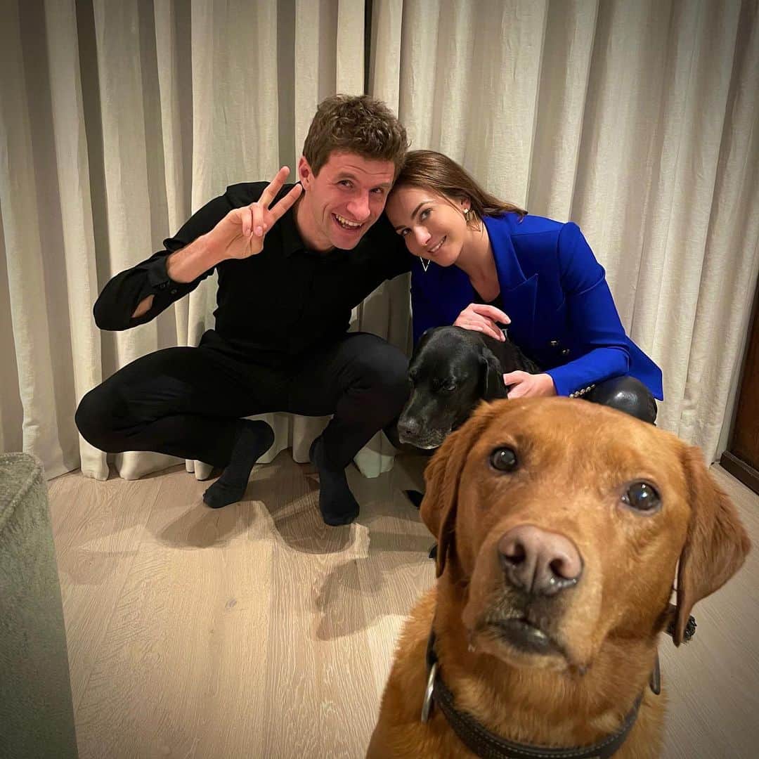 トーマス・ミュラーのインスタグラム：「Happy Müllyear 🥳🐶🤩 #letsmakeitagoodone #andforallthegermannativespeaker #goodslide #micky&murmel🥰」