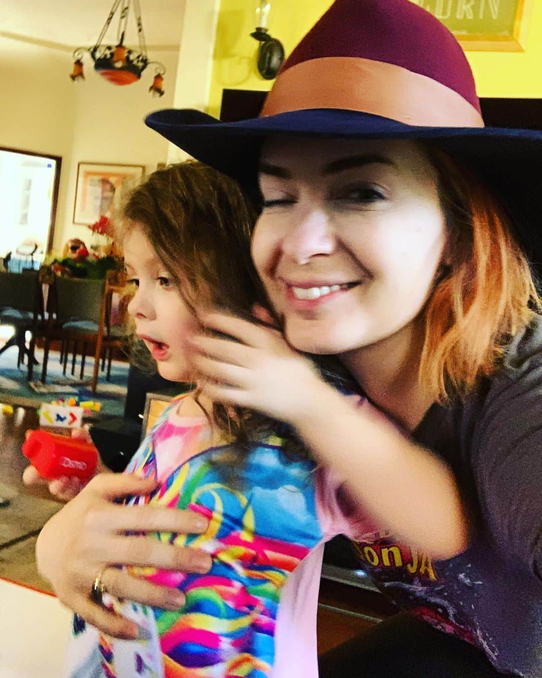 フェリシア・デイのインスタグラム：「I will never be a mommy blogger. I will never have gorgeous pictures to post of my kiddo or me or my house. I’m a mess all the time. I barely have made it through this year. Im so mixed up about who I am now that I dunno what the hell to do with myself in 2021. But I do know that slowing down has made a lot of beautiful moments in my life. And forced me reprioritize what is important in my life. So whatever comes, I will be able to roll with it. And I guess that’s something I’m thankful about 2020. For teaching me that whatever happens, I’ll just put one step in front of another. And get wherever I go. Hope all of you have some awesome plans for 2021. Or not (like me). That’s ok too :)」