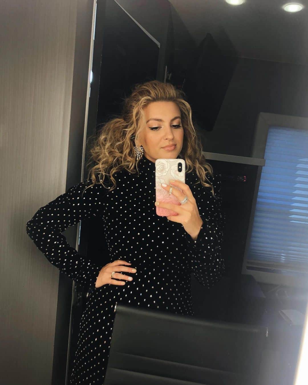 トーライ・ケリーのインスタグラム：「can’t wait to ring in the new year tomorrow morning with my performance from the @rose_parade! 🌹✨  it will air on abc, nbc, hallmark, ktla, & rfd-tv at 8 a.m. pst so make sure to check your local listings to tune in ♥️ #roseparadereimagined」