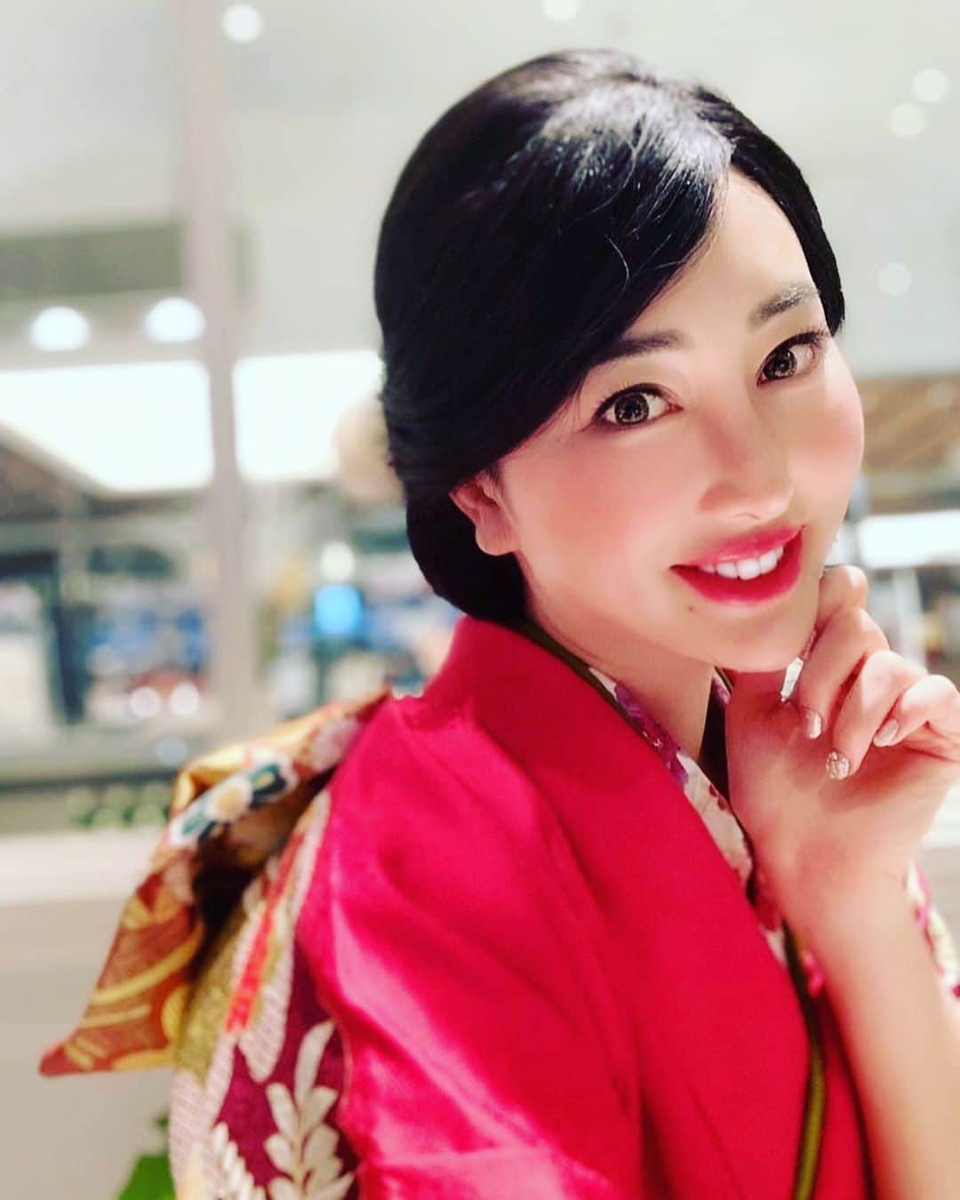筒井菜月のインスタグラム：「【🎍新年明けましておめでとうございます🎍】 ・ 新年明けましておめでとうございます✨ 昨年も大変お世話になりました☺️ ・ 2020年は健康の大切さについて真剣に考える年でした。 ・ 母の癌発覚から治療に至るまで大変な道のりではありましたが、最先端治療に加え、副作用を覚悟して標準治療も決意してくれた母に拍手を贈りたいと思います✨💐✨ ・ ここまで来れたのは夫や皆様の支えがあったからこそです。心から感謝しております🥰 ・ どんな逆境でも、前向きに真理を追求して行動すれば必ず状況は好転し幸せの本質を掴めると改めて実感がしました🌸 ・ 2021年も関わらせて頂く全ての皆様と、健康で笑顔が溢れる幸せな年にしていきたいと思います💝 ・ 本年も宜しくお願い申し上げます✨ ・ #筒井菜月　#田島智也　#謹賀新年　#2021年　#健康　#笑顔　#幸せ　#全集中の呼吸　#感謝　#ありがとう　#家族　#HAPPY #SMILE #着物 #kimono #おせち作り　#日本文化　#japan」