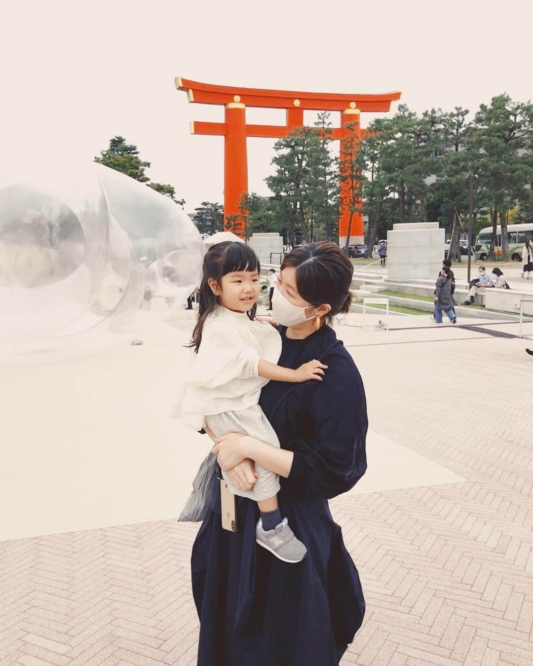 naoko tawaraのインスタグラム：「新年明けましておめでとうございます。 昨年は大厄だったのですが、やっと抜けました。 目まぐるしく変わる暮らしの中で、仕事も柔軟に対応し形をかえていかねばならず、てんてこまい。 不安を常に抱えながらも、応援してくれたお客さんや支えてくれた仕事仲間、友人、そして家族のおかげで乗り越えれたと思います。2020年は特に人のつながりのありがたさが身に染みました。 みなさん、ありがとうございました。  昨年から、2つ大きなお仕事が増えました。 1つが、 @blank___jp での企画キュレーションおよびバイイング。 もう1つは 香りのアーティスト @izumi_kan さんのプレス・企画。 てててや実家の @suketton_ehime のこと、PaperCなどももちろん引き続いて、本年はもっと精力的に動こうと思います。友人たちと新しく展示企画も企てているので、そちらもはやくお知らせしたいw やりたいことも会いたい人もたくさんいるので、はやく自由に動きたいな。  本年もどうぞよろしくお願いいたします。 みなさん、健やかなお正月をお過ごしくださいませ。」