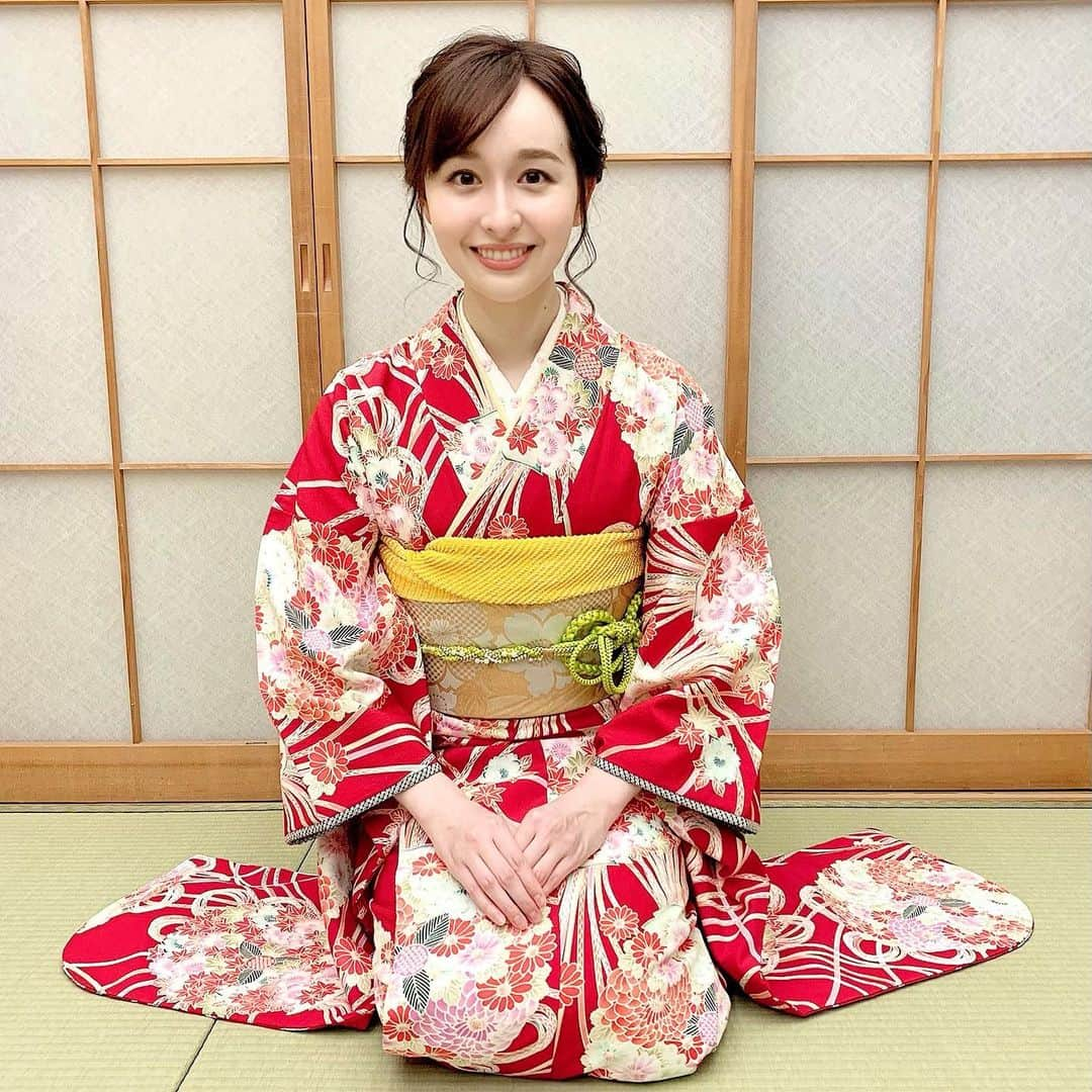 宇賀神メグさんのインスタグラム写真 - (宇賀神メグInstagram)「🎍  新年明けまして おめでとうございます。  今年も会社で年を越しました！ 普段なかなか着物を着る機会がないので、嬉しいものですね。☺️  先輩２人とも写真を撮り、 お正月気分になりました♪  . 2021年も どうぞ宜しくお願い致します。 . . . . #cdtvライブライブ  #年越し #お着物 #最後の写真は牛のポーズです🐮」1月1日 10時39分 - ugajin_megu