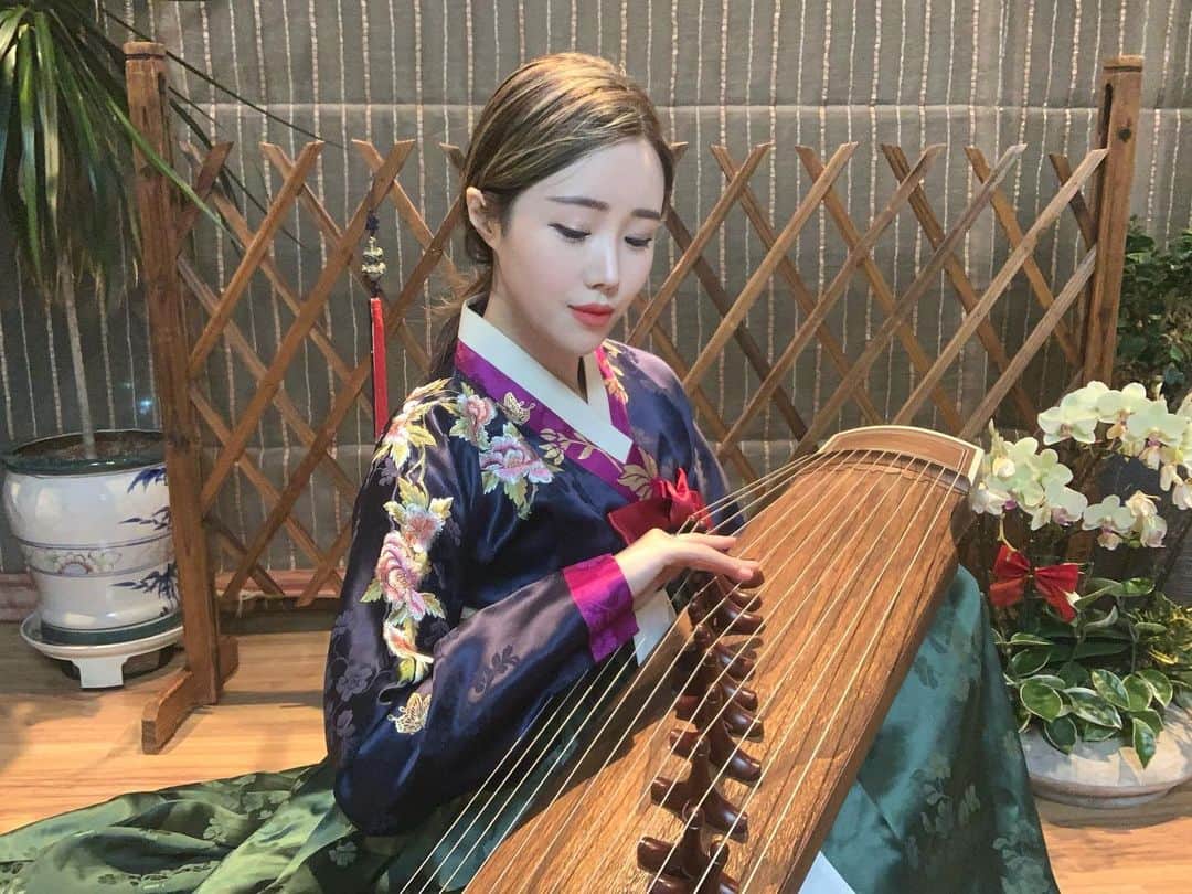 ジユルのインスタグラム：「새해 복 많이 받으세요🐮 신축년에는 더 행복하고 더 많이 웃는 해가 되길  #Happynewyear !!  #1월1일 #신축년 #2021 #한복 #가야금」