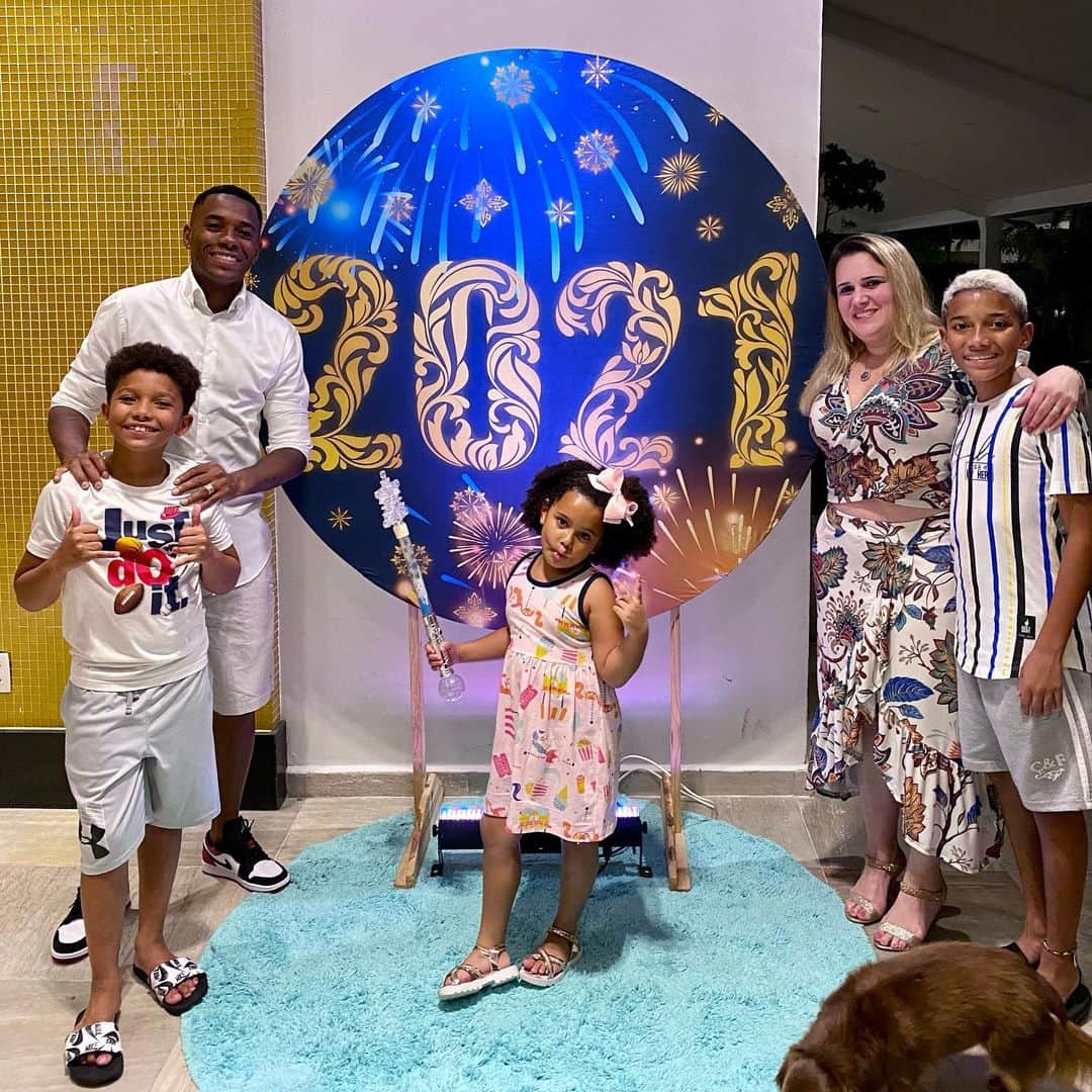 ロビーニョのインスタグラム：「👍🏾❤️2021」