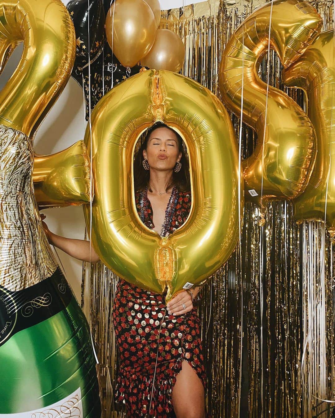 アリ・クリーガーのインスタグラム：「Sooo I got props, dressed up, put on a full face, curled my hair, wifey poured me a drink and now I’m sitting on my couch. Here we are.. 2021 cannot come soon enough.  Happy New Year everyone!! 🍾🎉🙏🏽」
