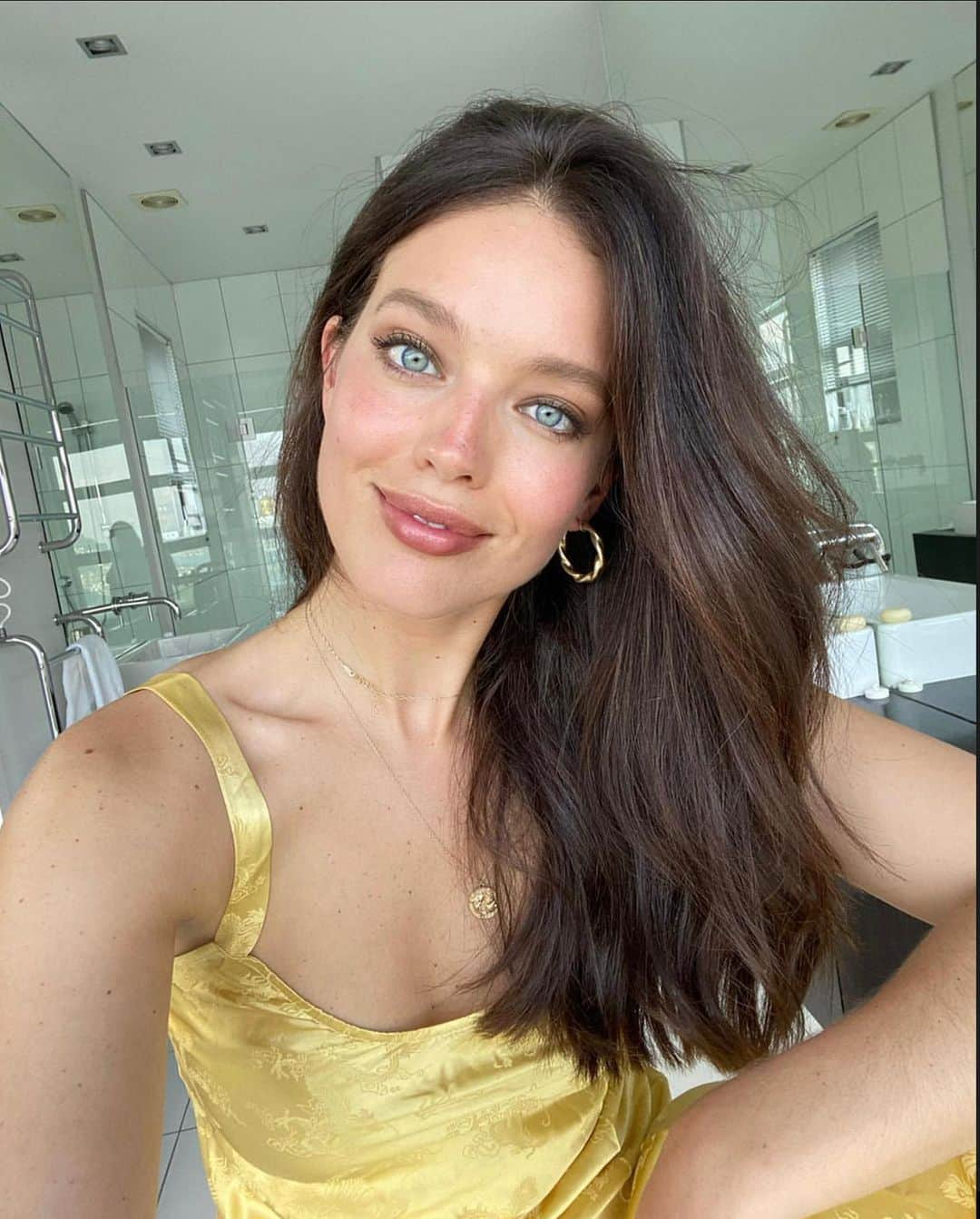 エミリー・DiDonatoさんのインスタグラム写真 - (エミリー・DiDonatoInstagram)「Most liked of 2020 💫 You guys like selfies, @erinparsonsmakeup and smiles ❤️」1月1日 5時12分 - emilydidonato