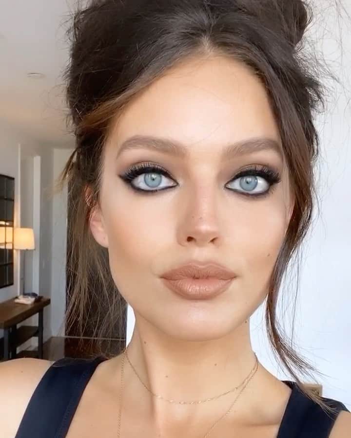 エミリー・DiDonatoのインスタグラム：「Most liked of 2020 💫 You guys like selfies, @erinparsonsmakeup and smiles ❤️」