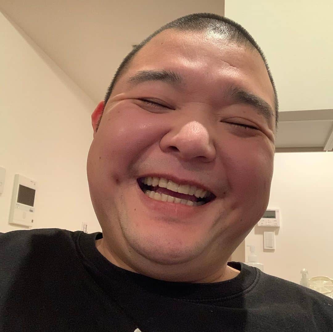 内山信二のインスタグラム：「新年明けましておめでとうございます🎍  今年もよろしくお願いします😆  2021年今日から禁煙します🚭  #内山信二 #禁煙」