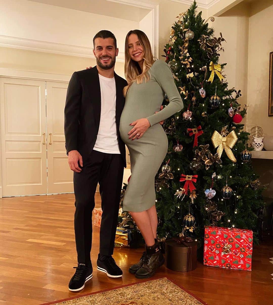 のインスタグラム：「Feliz año, y sobre todo mucha salud para todos 🥂🙏」