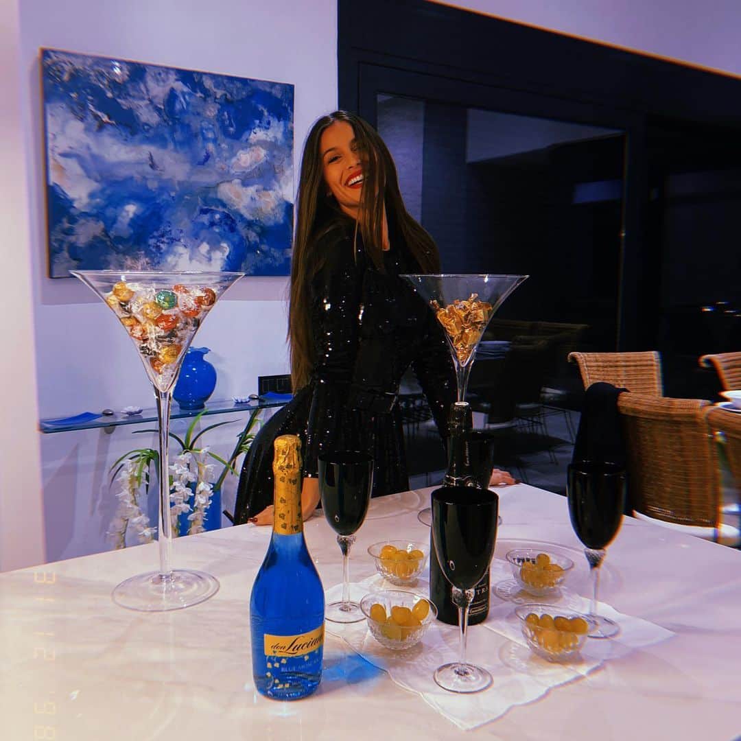 デシレ・コルデロ・フェレールのインスタグラム：「Confío en que este año vendrán cosas buenas para todos 🥂🙏  Gracias 2020  Brindo por ti 2021 ✨」