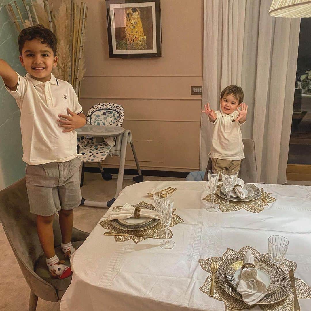 ダニーロ・ルイス・ダ・シウバのインスタグラム：「The Kids are the humanity hope! With this pic I would like to wish happy new year to everyone waiting for better times in 2021! Life is a blessing and always will be! 🥂🙏🏾🤍#happynewyear #2021 #gratitude」