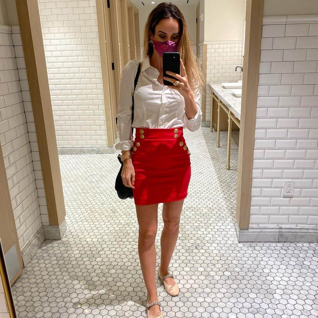 ベアトリス・レカリのインスタグラム：「Before we let go of this year and welcome 2021, let’s remember and think of the people that are with us and the ones that left. I am so grateful for all the lessons I was given and for the opportunity to spend more time with loved ones. Hopefully I am able to spend even more time and with some other persons I didn’t get to see during the next year. Thank you always for your support and wishing you all the best for 2021 ❤️」